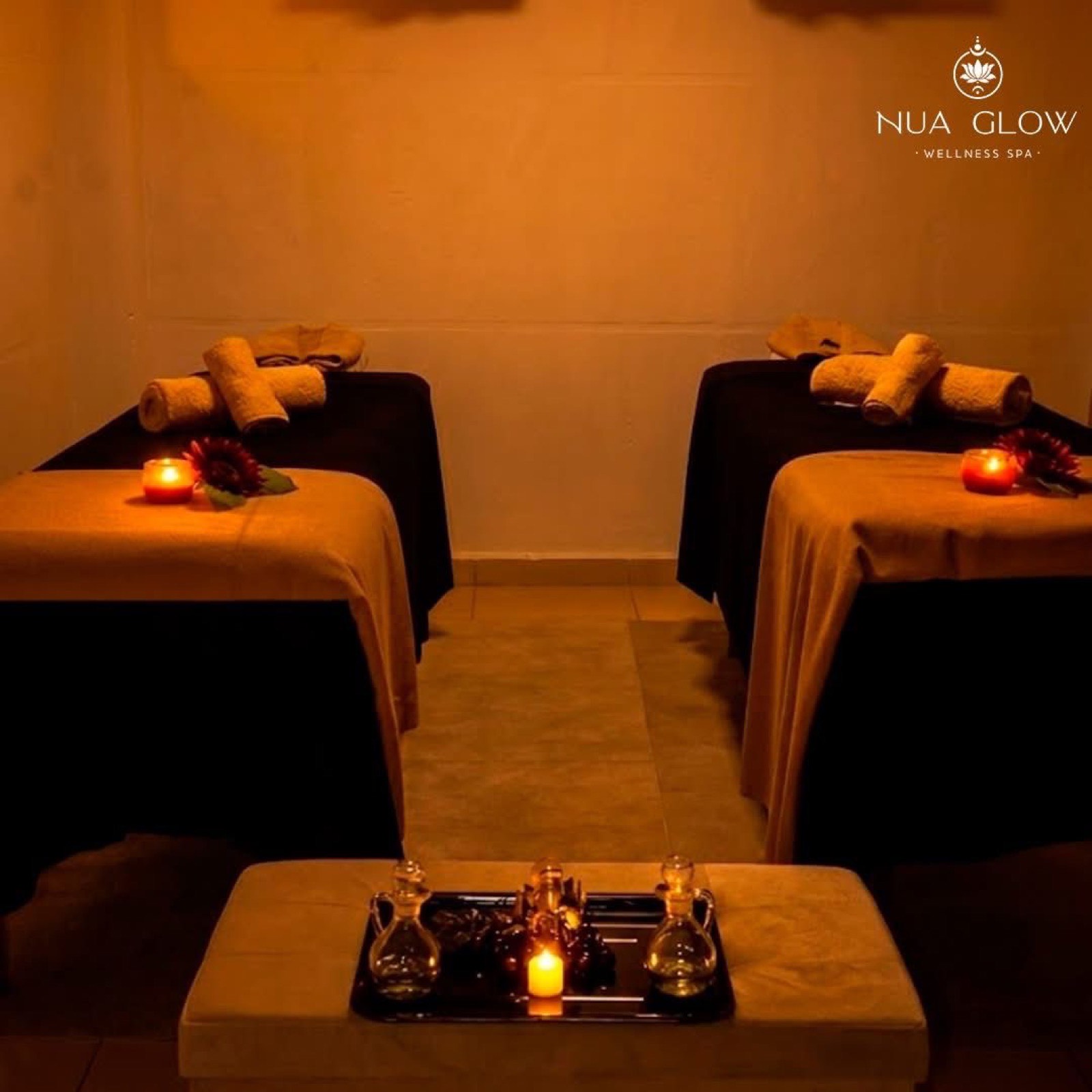 Cabina de masaje en pareja con velas y aromaterapia en NUA Glow Spa, León