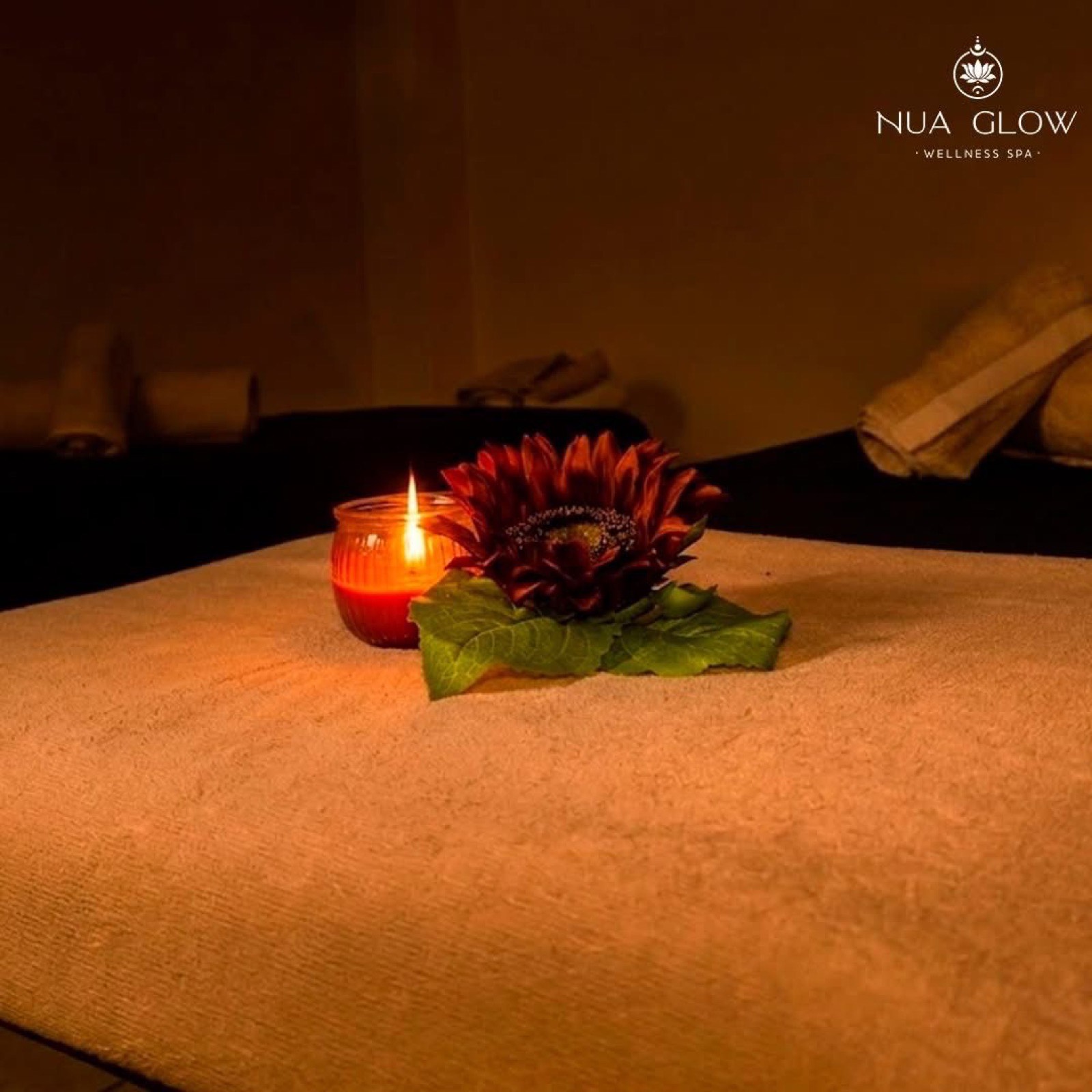 Camilla de masaje con velas y aromaterapia en NUA Glow Spa, León