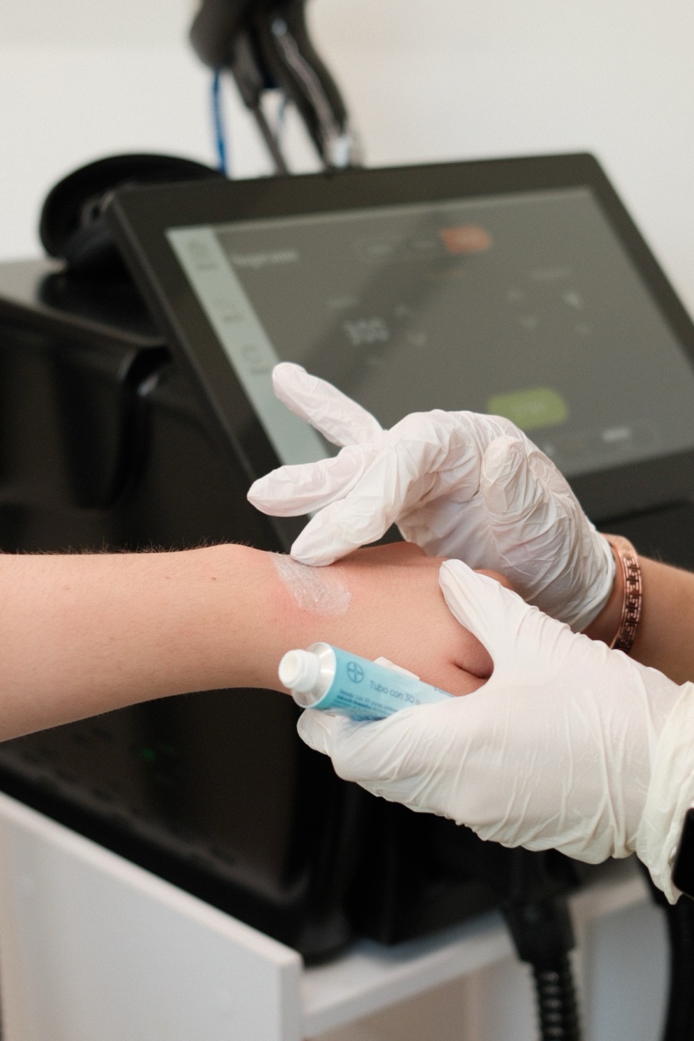 Aplicación de crema regeneradora tras la sesión de láser · NUA Glow Spa, León
